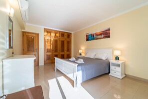 2 chambres, fer et planche à repasser, accès à Internet, literie fournie