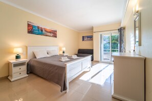 2 عدّة غرف نوم ومكواة/لوح كي وخدمة الإنترنت وملاءات أسرّة