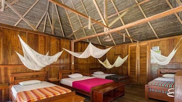 Habitación cuádruple estándar | Edredón y ropa de cama