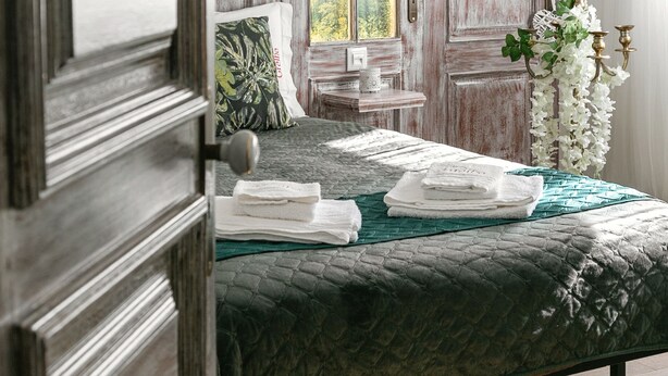 A bedroom with a bed, a window, a dresser, and a nightstand. - Casas da Gralha - Alecrim (Alcobaça)