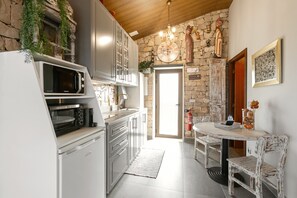 Kühlschrank, Mikrowelle, Herdplatte, Wasserkocher mit Kaffee-/Teezubehör