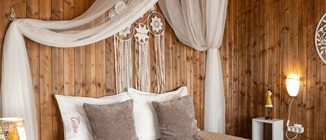 BĂŒgeleisen/BĂŒgelbrett, Reisekinderbett, Internetzugang, BettwĂ€sche