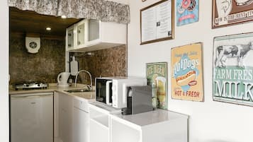 Coffee/tea maker, fridge, microwave, stovetop