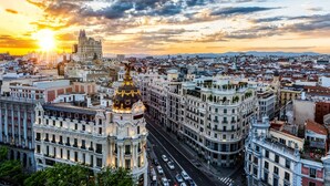 A cityscape with historic architecture, a prominent building with a dome, and a busy street. - Vrbo Teste 2 Casa Teste (Porto)