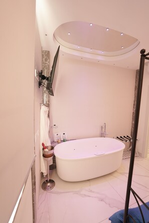 Bañera de hidromasaje, secador de pelo, bidé y toallas