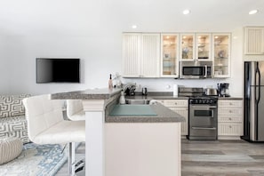 Condo com design assinado, várias camas | Wi-Fi de cortesia, roupa de cama