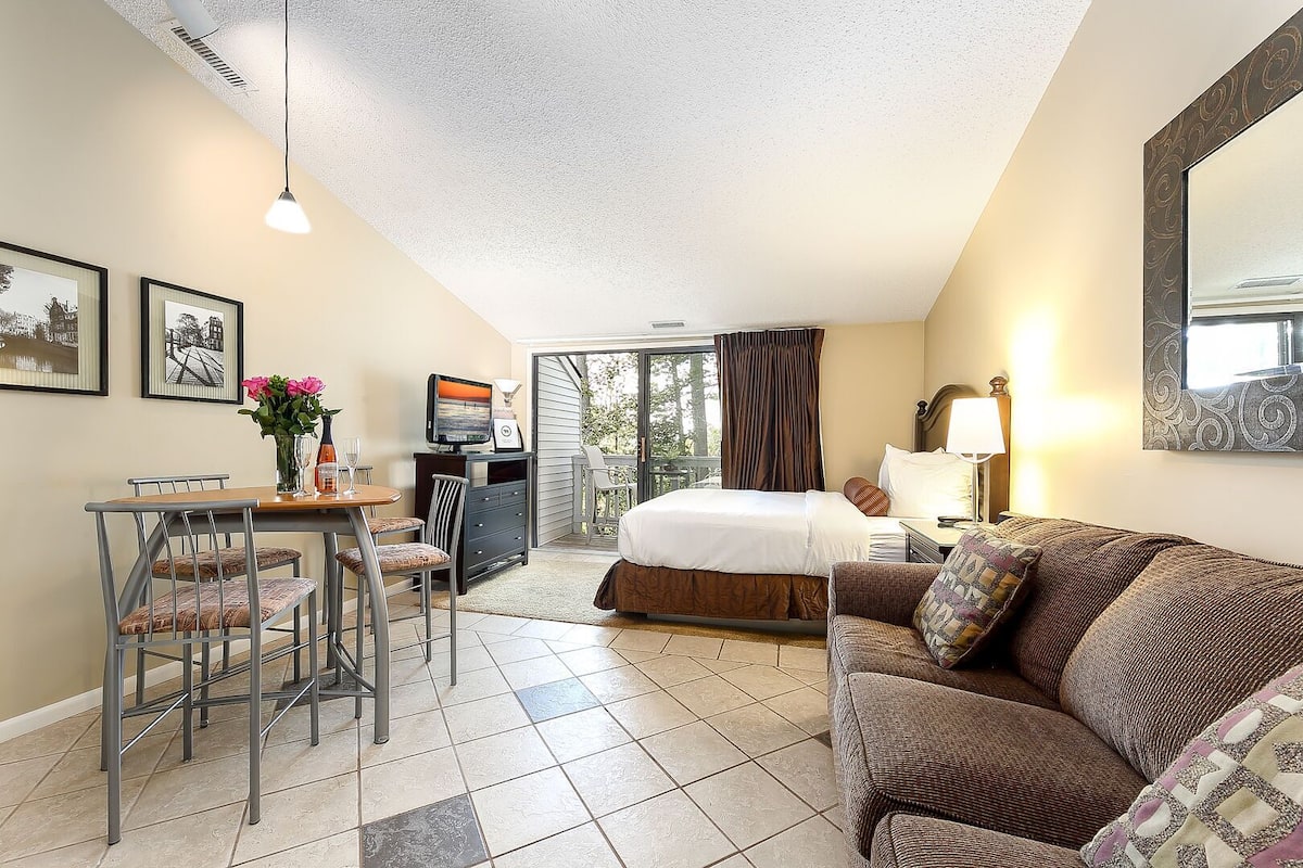 Signature Studio, 1 Queen Bed (3) | Living area | 42-inch Smart TV with cable channels
