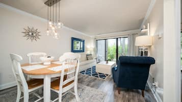 Signature Studio Suite, 1 Queen Bed | Free WiFi, bed sheets