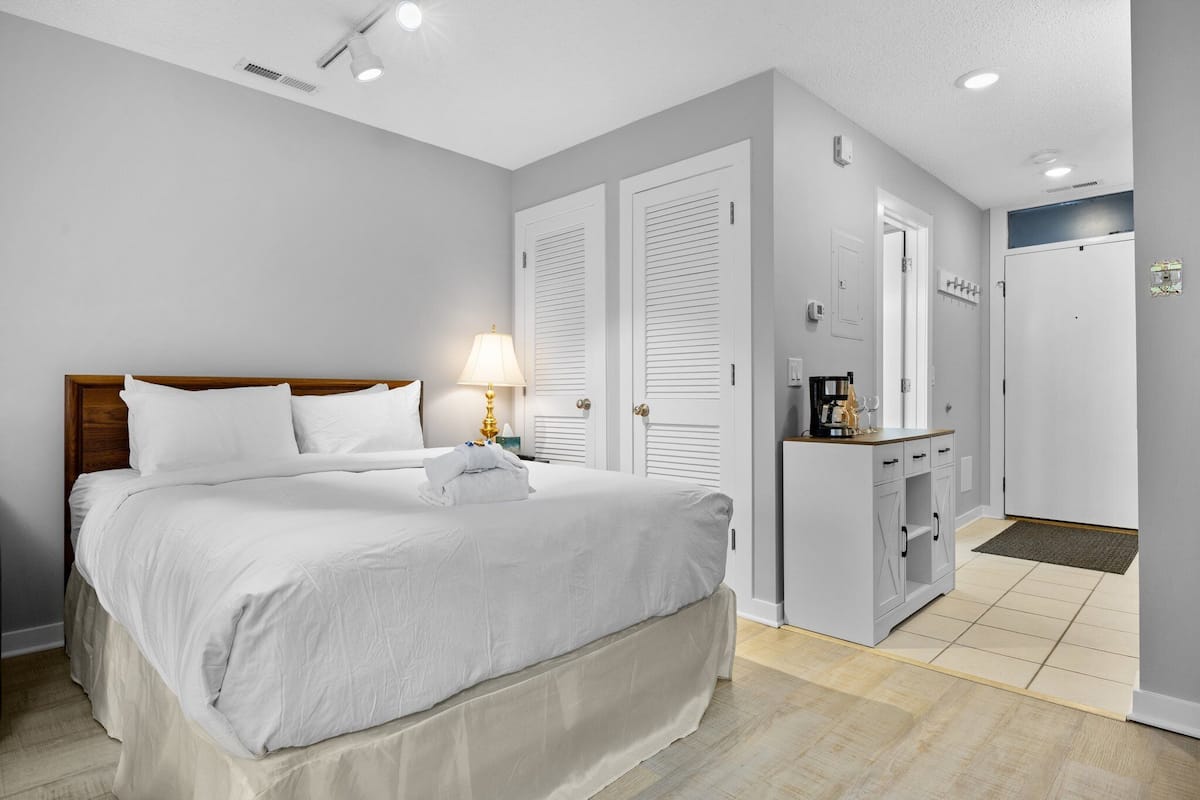 Signature Condo, 1 Queen Bed | 1 bedroom, free WiFi, bed sheets