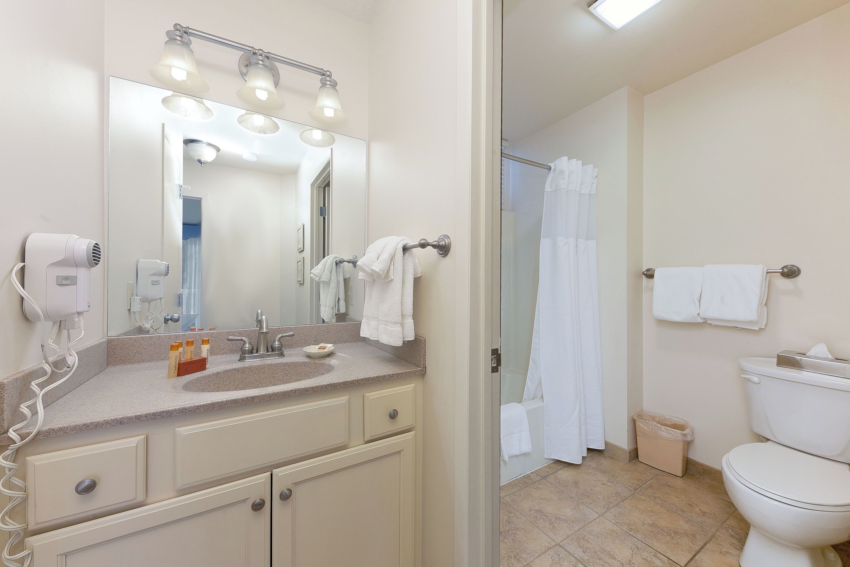 Signature Studio, 1 Queen Bed (1) | Bathroom