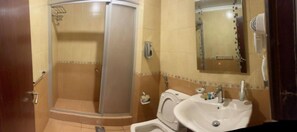 Studio Panoramique, vue lac | Salle de bain | Articles de toilette gratuits, peignoirs