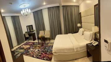 Panoramic Studio, Lake View | In-room safe, soundproofing, free WiFi
