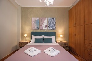 1 bedroom, hypo-allergenic bedding, in-room safe, blackout curtains - Blue Ark Exploring Athens (Athens)