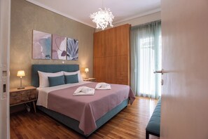 1 bedroom, hypo-allergenic bedding, in-room safe, blackout curtains - Blue Ark Exploring Athens (Athens)