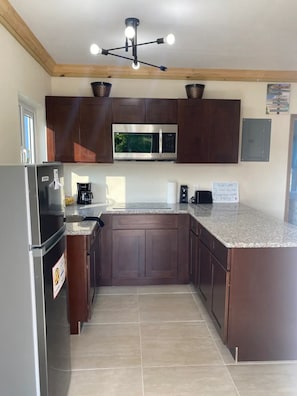 Kühlschrank, Mikrowelle, Herdplatte, Wasserkocher mit Kaffee-/Teezubehör