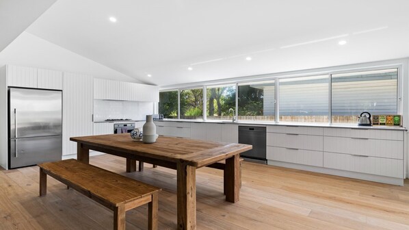 Micro-ondas, fogão, cooktop, lava-louças