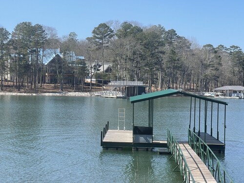 Waterfront Lake Hartwell High-End RENOVATED Cottage - 3/1 w/ amazing DEEP WATER