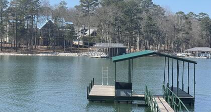 Waterfront Lake Hartwell High-End RENOVATED Cottage - 3/1 w/ amazing DEEP WATER
