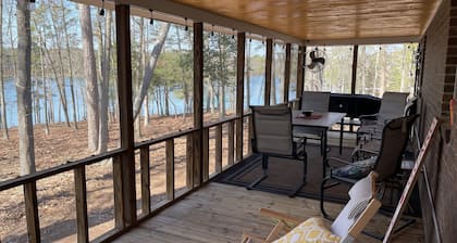 Waterfront Lake Hartwell High-End RENOVATED Cottage - 3/1 w/ amazing DEEP WATER