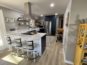 Geladeira, micro-ondas, fogão, cooktop