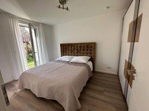 2 quartos, ferros/tábuas de passar roupa, Wi-Fi, roupa de cama