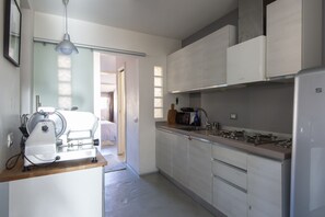 Fridge, oven, dishwasher, coffee/tea maker