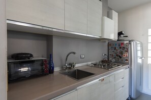 Kühlschrank, Ofen, Geschirrspüler, Wasserkocher mit Kaffee-/Teezubehör