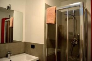 Shower, bidet - Galileo Turin Center and Garage (Torino)