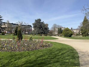 Property grounds - Welcome to Duleing House (Orléans)