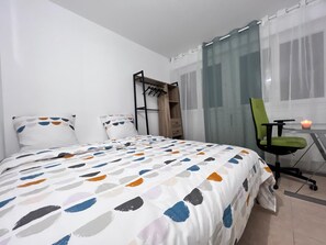 3 chambres, bureau, fer et planche à repasser, lit parapluie