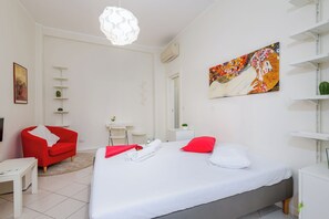 3 bedrooms, in-room safe, desk, iron/ironing board - Bright and welcoming three bedrooms apartment a stone's throw from the Colosseum (Roma)