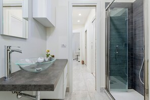 Amenidades de baño ecológicas, secadora de cabello, bidet, toallas