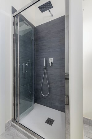 Eco-friendly toiletries, hair dryer, bidet, towels - Bright and welcoming three bedrooms apartment a stone's throw from the Colosseum (Roma)