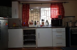 Réfrigérateur, micro-ondes, four, bouilloire électrique