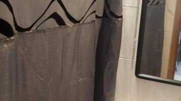 Serviettes fournies, shampoing, papier toilette