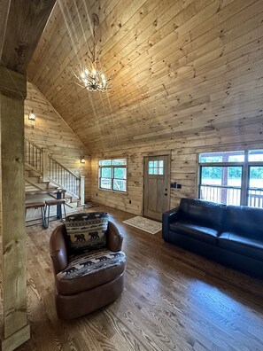 Smart TV, fireplace - Deer Lick cabin Lake front cabin that sleeps 6.  Minutes from Bristol  (Piney Flats)