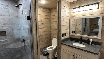 Douche, sĂšche-cheveux, serviettes fournies, savon