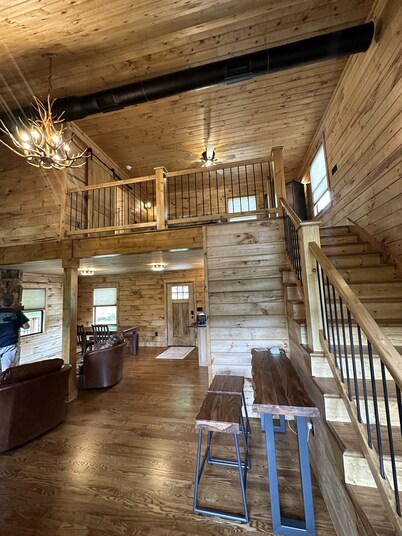 Deer Lick cabin Lake front cabin that sleeps 6.  Minutes from Bristol 