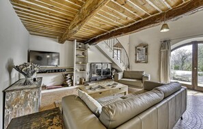 Una Smart TV, una chimenea