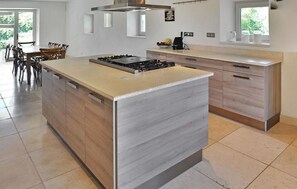 Ofen, Herdplatte, Geschirrspüler, Wasserkocher mit Kaffee-/Teezubehör