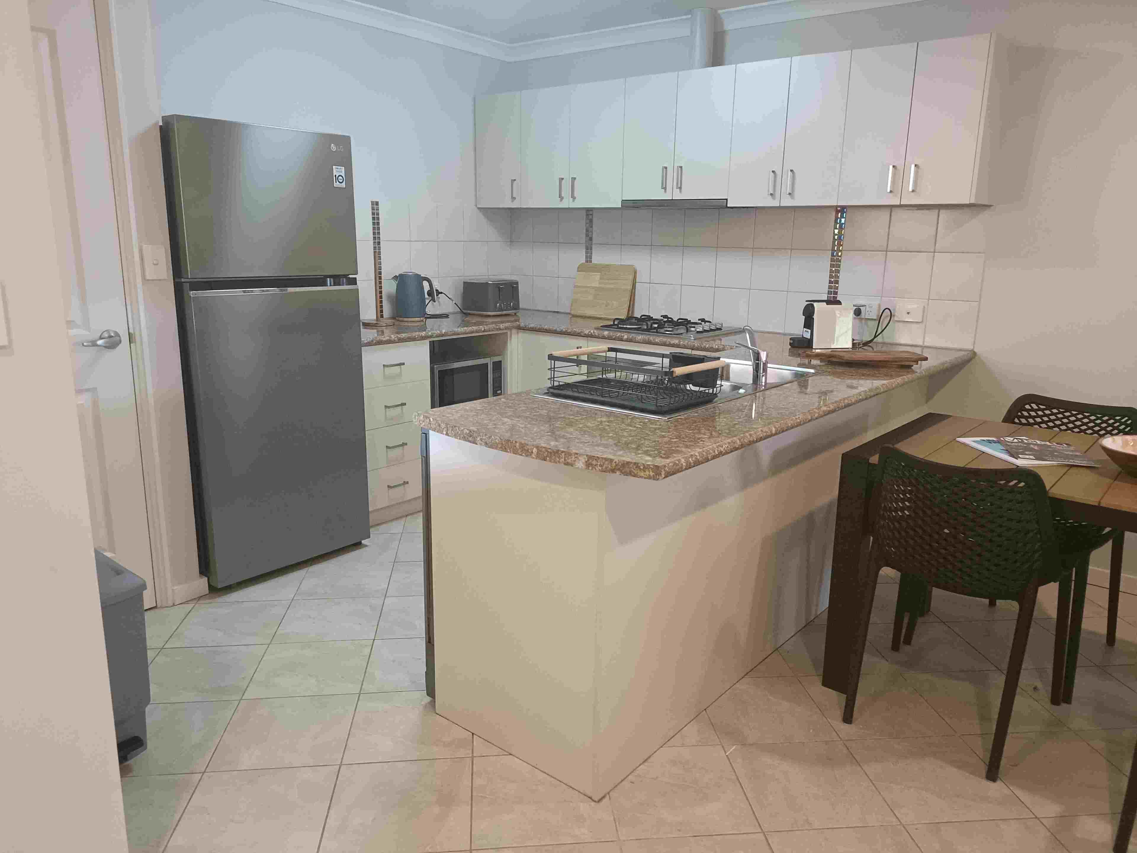 Réfrigérateur, four à micro-ondes, un four, surface de cuisson