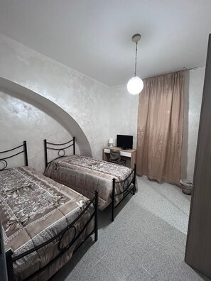 2 slaapkamers, een bureau, wifi, beddengoed