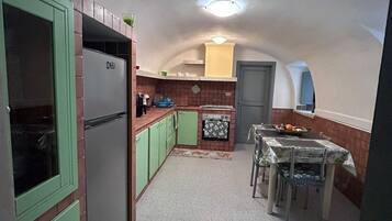 Kühlschrank, Ofen, Herdplatte, Wasserkocher mit Kaffee-/Teezubehör