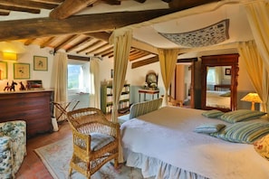 7 bedrooms, iron/ironing board, WiFi, bed sheets