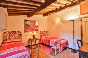 7 habitaciones, escritorio, tabla de planchar con plancha y wifi 