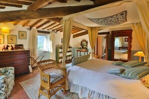 7 bedrooms, desk, iron/ironing board, WiFi