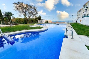 Pool - Family apartment in Playa del Carvajal, Benalmádena Costa (Benalmadena)
