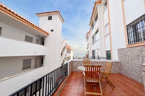 Outdoor dining - Family apartment in Playa del Carvajal, Benalmádena Costa (Benalmadena)