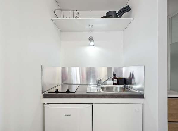 Fridge, microwave, stovetop, coffee/tea maker - La Studette - Deux pas du quartier Gratte-Ciel (Villeurbanne)