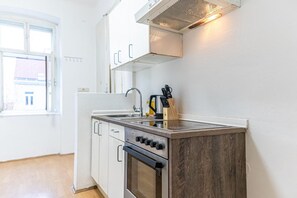 冷蔵庫、電子レンジ、オーブン、コンロ